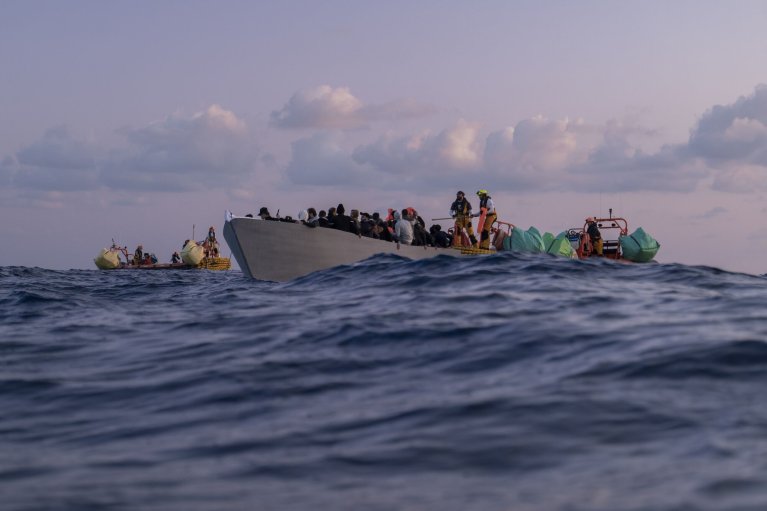 Une embarcation surchargée, secourue mercredi 6 novembre 2024 par l'Ocean Viking. Crédit : SOS Méditerranée