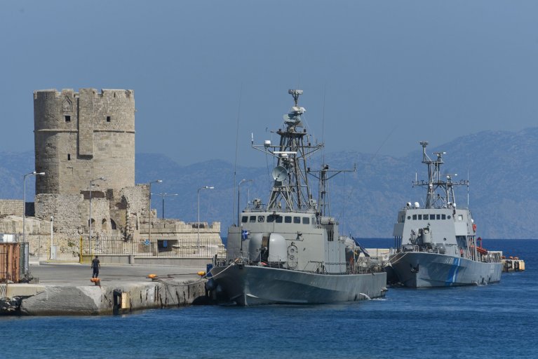 Deux bateaux des gardes-côtes grecs, dans le port de Rhodes, le 6 septembre 2021. Crédit : Reuters