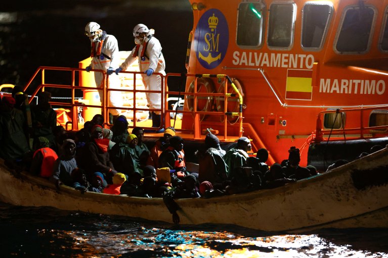Un navire des gardes-côtes espagnols remorque une pirogue jusqu'au port d'Arguineguin, sur l'île de Grande Canarie, le 21 janvier 2025. Crédit : Reuters