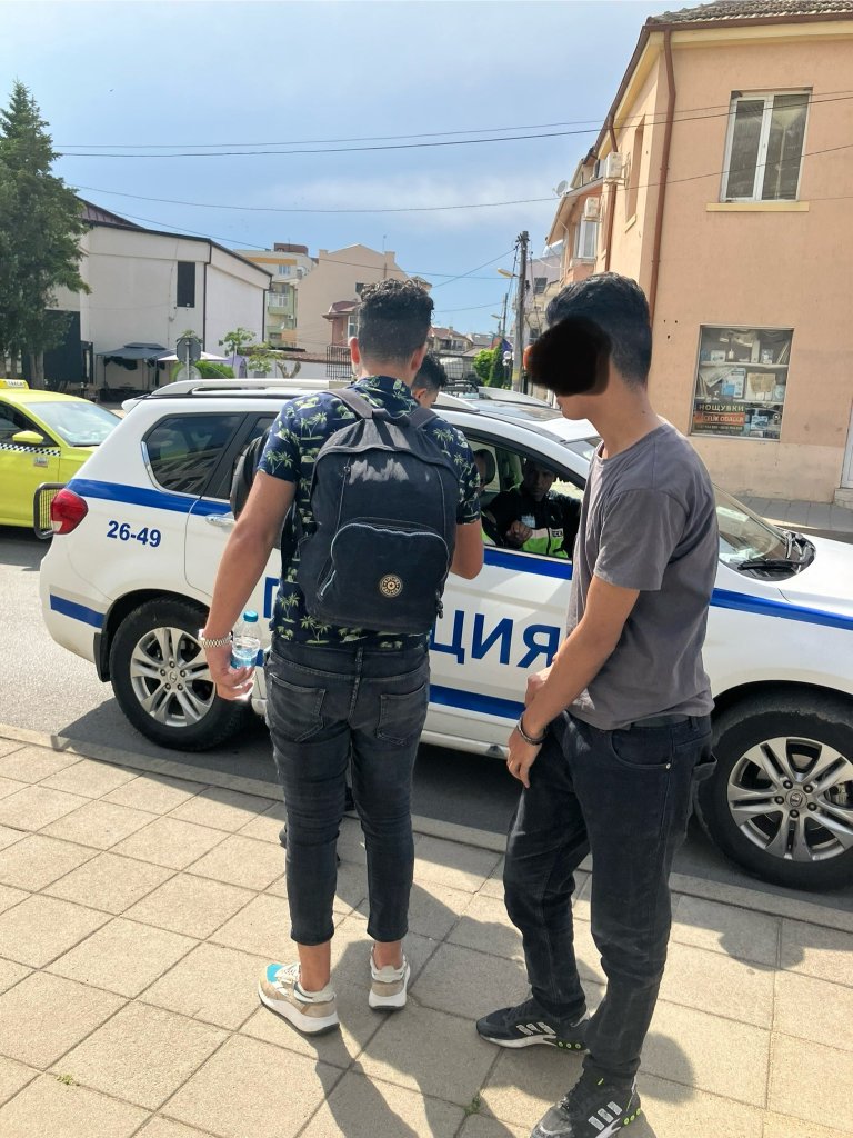 Amine (prénom d'emprunt) et ses amis se font contrôler dans les rues de Svilengrad, la ville bulgare la plus proche de la frontière turque. Svilengrad, Bulgarie, le 6 juin 2024. Crédit : InfoMigrants