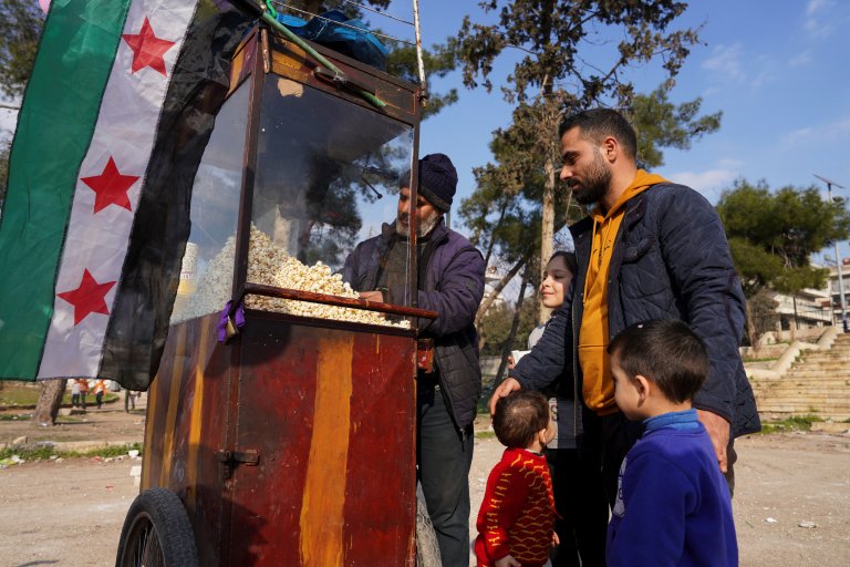 Après des années passées en Turquie, un homme, rentré en Syrie avec ses enfants à la suite de la chute de Bachar Al-Assad, achète du pop-corn à Alep, le 25 janvier 2025. (Image d'illustration) Crédit : Reuters