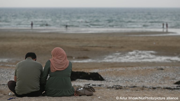Des dizaines de migrants attendent à Ouistreham de pouvoir se cacher dans un camion pour rejoindre l'Angleterre. Crédit :  Picture alliance