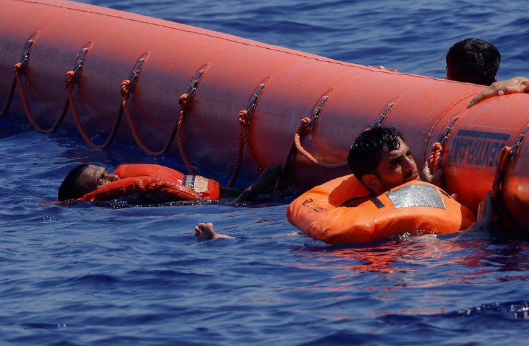 Des migrants ont chaviré de leur embarcation de fortune en mer Méditerranée, le 12 août 2024. Crédit : Reuters