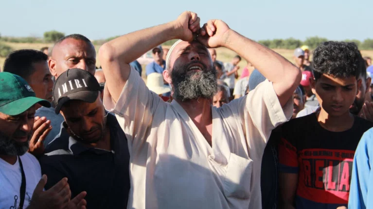 Tunisians mourn during the funeral of a man who was fatally stabbed during a scuffle between local residents and migrants from sub-Saharan Africa, in Sfax © Houssem Zouari / AFP