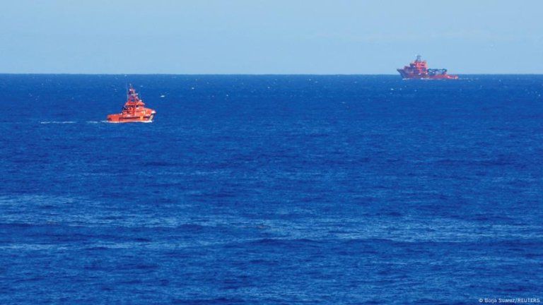 The incident happened as rescuers approached the boat, those on board had gone without food and water for two days | Photo: Borja Suarez / Reuters
