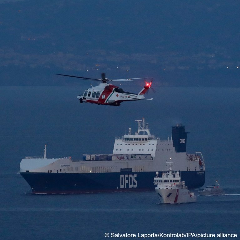 Italian special forces drop in on a ship after it was initially reported that migrants were attempting to hijack it  | Salvatore Laporta/Kontrolab/IPA/picture alliance