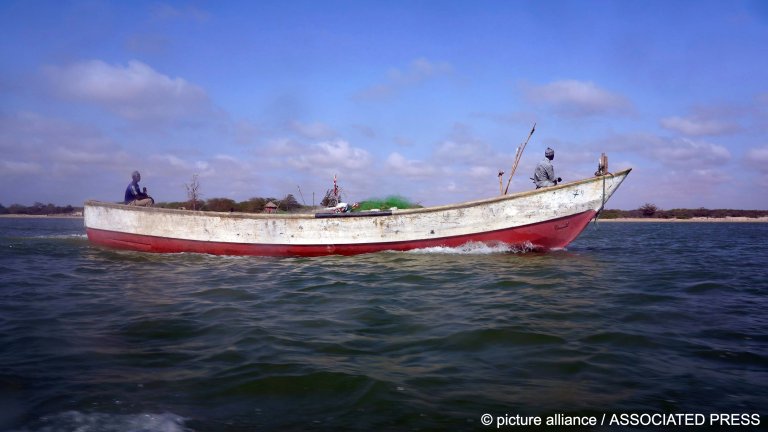 Depuis la Mauritanie ou le Sénégal, les migrants utilisent des bateaux de pêche pour traverser l'Atlantique et rejoindre les Canaries espagnoles (illustration). Crédit : Picture alliance