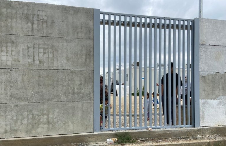 The Nea Kavala camp in northern Greece is surrounded by concrete and steel walls. | Photo : InfoMigrants