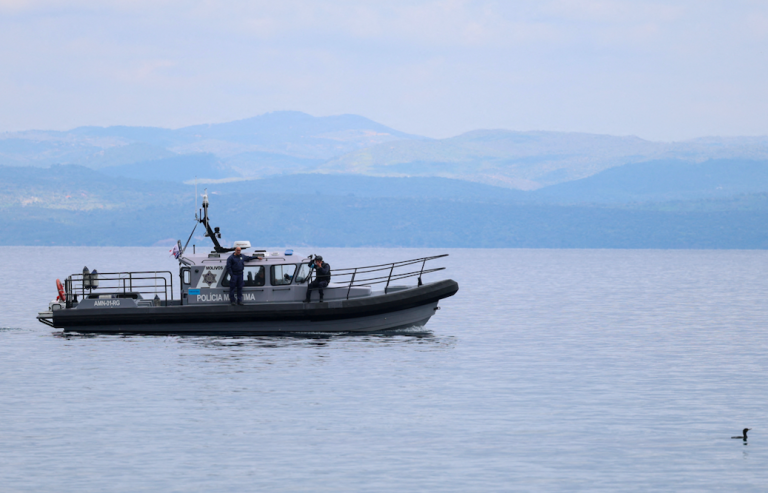 Un navire de Frontex participe à une opération de recherche et de sauvetage après le naufrage d'un bateau de migrants au large de l'île grecque de Lesbos, près de Kagia, en Grèce, le 3 avril 2025. Crédit : Reuters