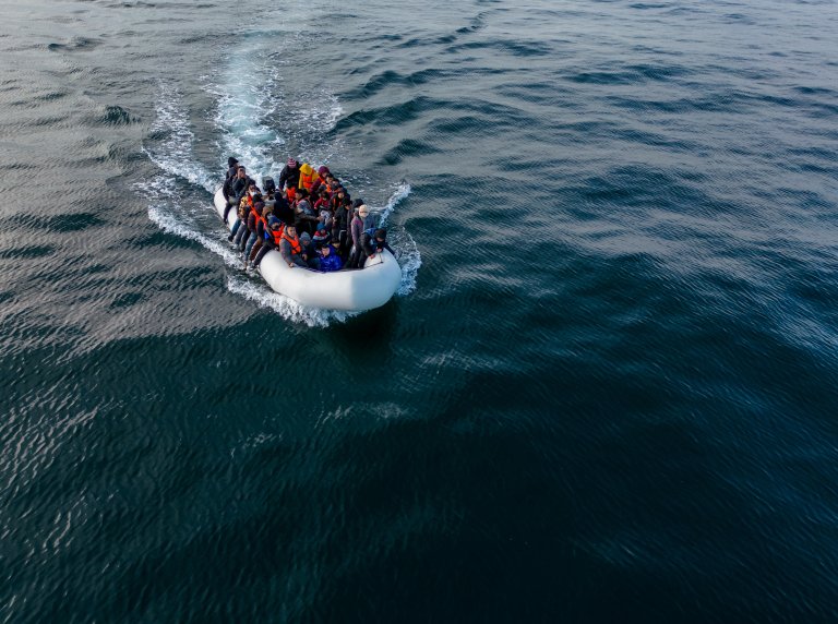 Des migrants dans la Manche, en direction des côtes britanniques, le 4 mai 2024. Crédit : Reuters