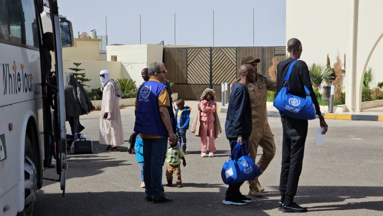 134 migrants maliens ont été rapatriés à Bamako depuis la ville de Sebha, dans le centre de la Libye, le 26 mai 2025, par un vol de l'OIM. Crédit : OIM Libye/ X