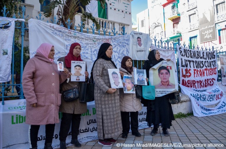 Families of missing Tunisians attempting to reach Italy on boats protest outside the National Syndicate of Tunisian Journalists in Tunis on February 6. | Photo: Hasan Mrad/IMAGESLIVE via ZUMA Press Wire / picture alliance