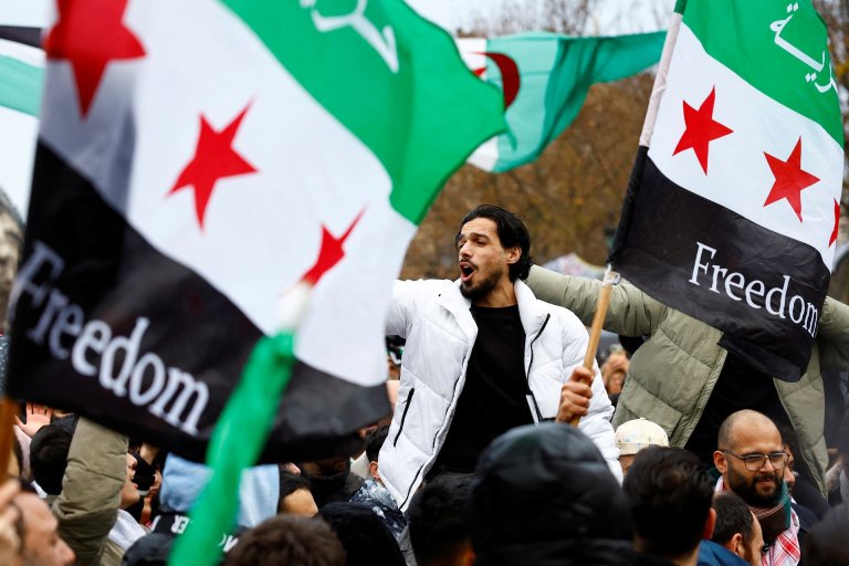 Des Syriens célèbrent la chute de Bachar al-Assad à Paris, en décembre 2024. Crédit : Reuters