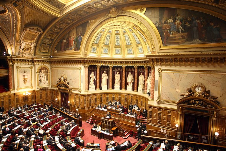Les sénateurs doivent débattre de la proposition de loi sur l'interdiction des mariages avec une personne en situation irrégulière jeudi 20 février 2025. Crédit : Flickr creative commons