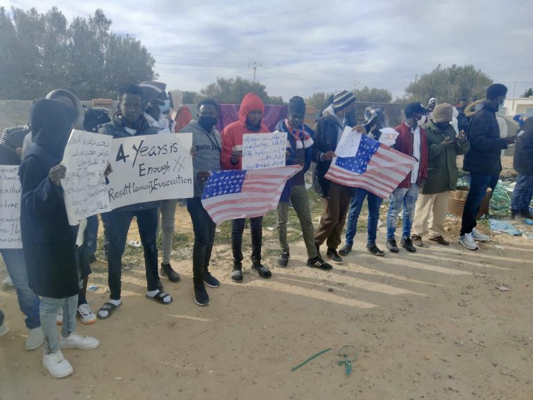 Une centaine de demandeurs d'asile et de réfugiés manifestent devant les bureaux du HCR de Zarzis, en Tunisie. Crédit : InfoMigrants