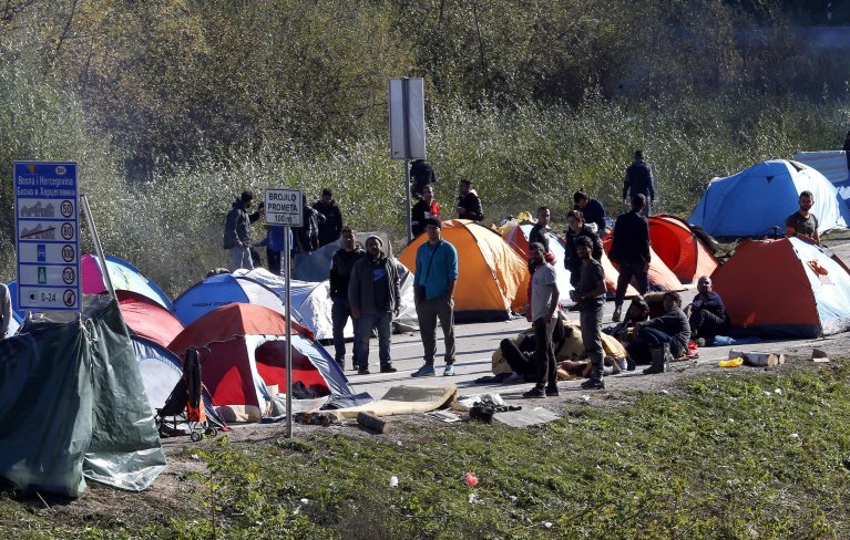 A group of migrants attempting to cross into Croatia and gathering around tents erected near the Maljevac border crossing in Bosnia-Herzegovina | Photo: EPA/FEHIM DEMIR