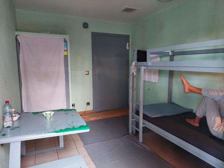Une cellule du Centre de rétention administrative du Mesnil-Amelot, près de Paris. Crédit : Marie Casadebaig / RFI