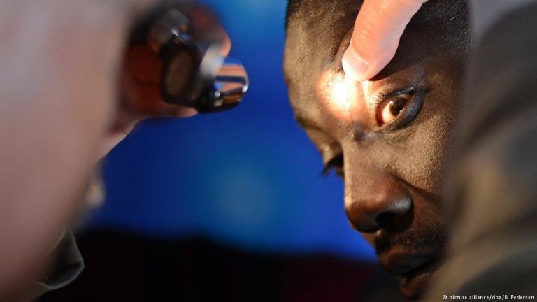 L’AME garantit aux étrangers en situation irrégulière la prise en charge de certains soins médicaux. Crédit : picture alliance