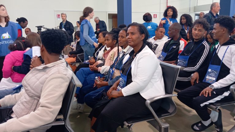 97 refugees from the Horn of Africa who arrived at Fiumicino airport via so-called humanitarian corridors. | Photo: ANSA / Telenews
