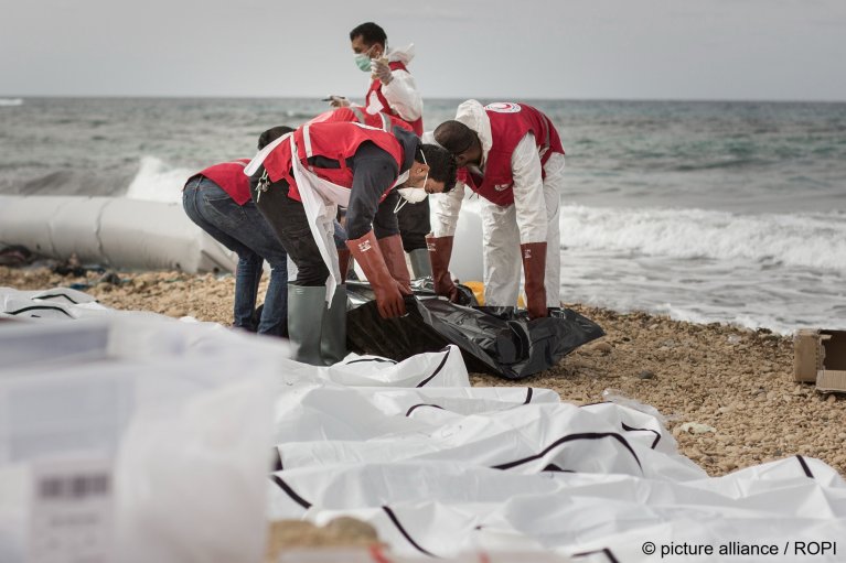 Des agents du Croissant-Rouge recouvrent les victimes d'un naufrage sur une plage de Zawiya, le 20 février 2017. Crédit : Picture alliance 