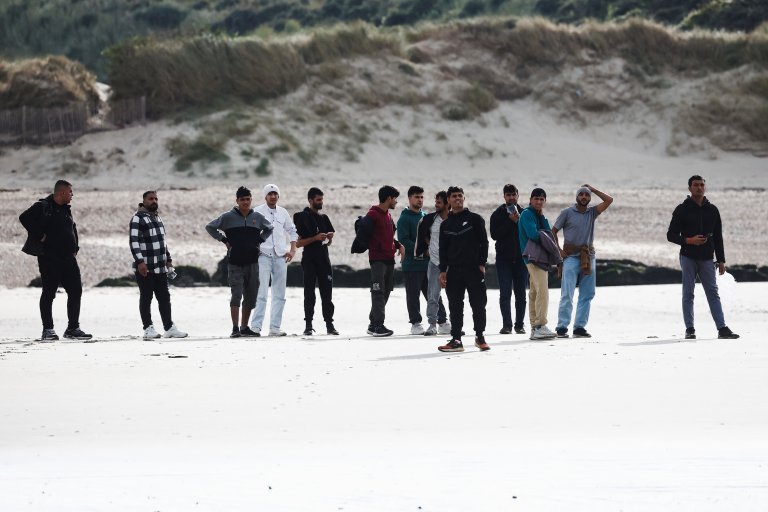Des migrants sur la plage de Wimereux, le 4 septembre 2024. Crédit : Reuters