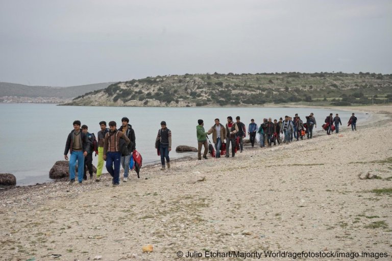 Des migrants fuyant l'Afghanistan cherchant à rejoindre la Grèce, depuis Izmir en Turquie. Image d'illustration. Crédit : Imago