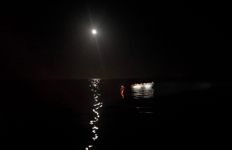 Des migrants repérés en mer Méditerranée, le 17 mai 2025. Crédit : Sea-Watch International