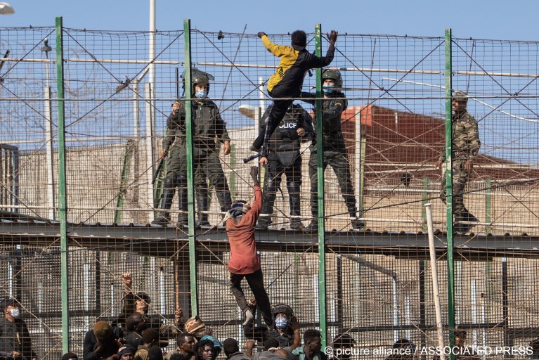 Migrants climb the fences separating the Spanish enclave of Melilla from Morocco on June 24, 2022 | Photo: Javier Bernardo/AP/picture-alliance